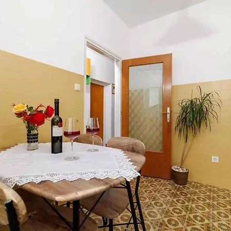 Apartment Three-bedroom In I Crikvenica