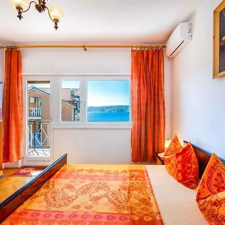 Apartment Three-bedroom In I Crikvenica