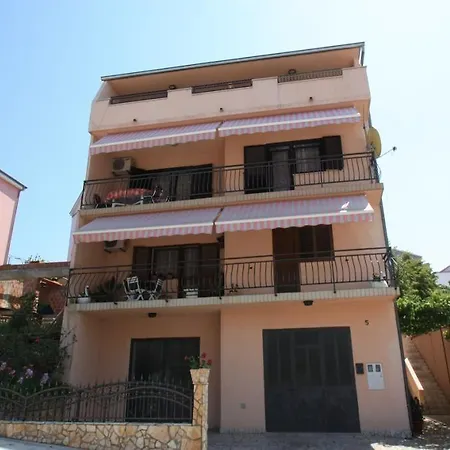 Three-bedroom In I *