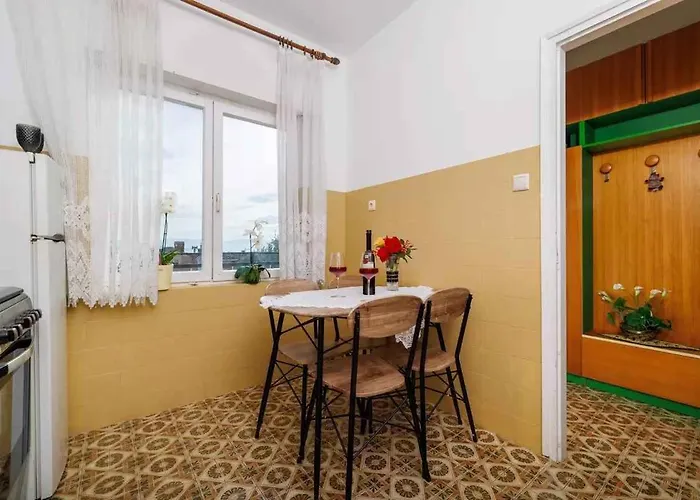 דירה Three-bedroom In I *