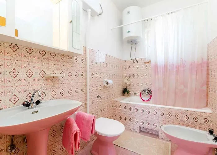 Three-bedroom In I شقة تْسْغيكفانِتْسا